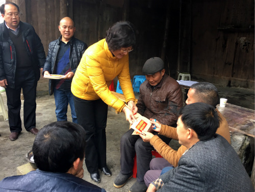 致公黨中央副主席呂彩霞(左三)在酉陽縣車田鄉(xiāng)清明村慰問貧困家庭。(潘之源攝)