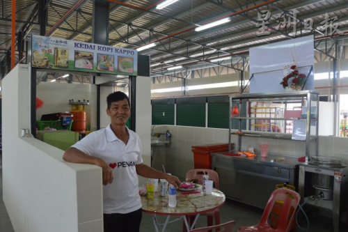 黃永山的飲料檔一天做不到10令吉生意，只好“半開半關(guān)”。（馬來西亞《星洲日報》）