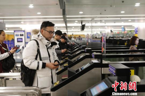 資料圖：旅客在浦東機(jī)場(chǎng)T2航站樓出境大廳內(nèi)掃登機(jī)牌、刷護(hù)照、按指紋拍照片，10多秒就能自助出境通關(guān)?！∫罅⑶凇z