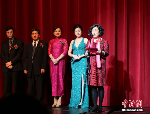 當(dāng)?shù)貢r(shí)間1月21日，中國(guó)駐休斯敦副總領(lǐng)事劉紅梅在“擁抱春天”大休斯敦地區(qū)2018年春節(jié)聯(lián)歡晚會(huì)上的致辭，向美南地區(qū)華僑華人、留學(xué)生、中資機(jī)構(gòu)人員和所有同胞致以新春?jiǎn)柡颉?a target='_blank' >中新社</a>記者 曾靜寧 攝