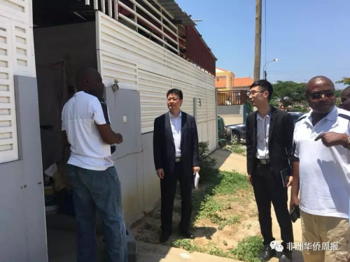 黎光明參贊參向知情人了解情況。(《南非華僑周報(bào)》微信公眾號圖片)