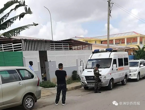 當(dāng)?shù)厝A人和醫(yī)療單位車輛趕到現(xiàn)場進(jìn)行支援。(《南非華僑周報(bào)》微信公眾號圖片)