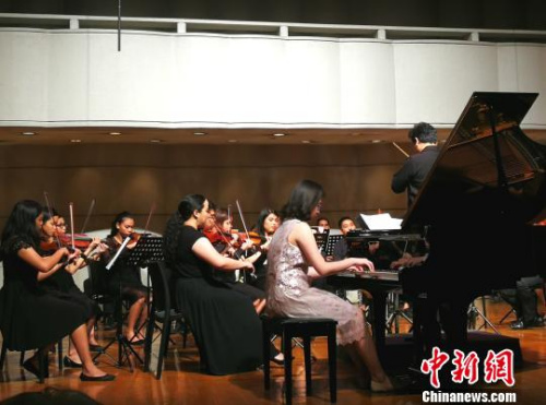 當天兩個小時的演出里，吳氏姐妹輪流登場，獨奏兩輪后，又分別與馬尼拉交響樂團合作。這是妹妹吳珮玲在演奏?！￡P(guān)向東 攝