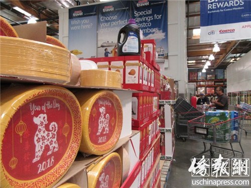 好市多印有2018狗年圖案的紙盤受到不同族裔顧客的喜愛。