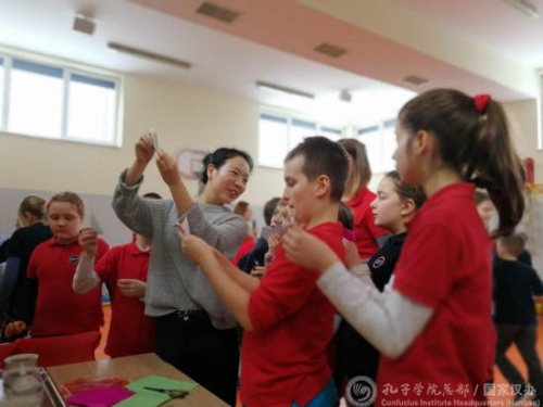 剪紙?bào)w驗(yàn)活動(dòng)。