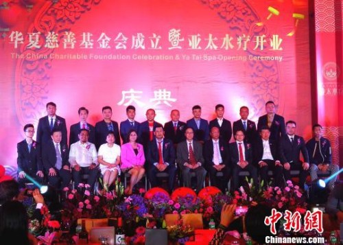 22日晚，亞太國(guó)際控股集團(tuán)參與投資、占地面積7000余平方米、菲律賓最大的亞太水療中心在馬尼拉帕賽市開(kāi)業(yè)，唐倫凱承諾“客人每消費(fèi)一筆都會(huì)有十比索捐到華夏慈善基金會(huì)，直接捐助到貧困大學(xué)生?！?高天胤 攝