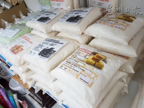 為迎合現(xiàn)代人講求簡單、方便、節(jié)省的需求，不少烘培店推出年餅預(yù)拌粉。（馬來西亞《星洲日報》）