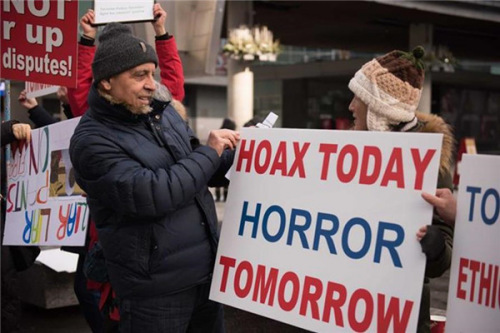 華人走上多倫多街頭游行。(加拿大環(huán)球華語電視臺供圖)