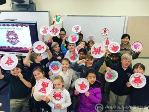 學(xué)生們剪紙作品展示。