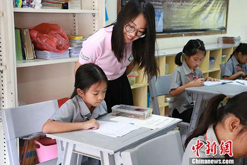 資料圖：隨著“一帶一路”建設(shè)的推進，泰國“漢語熱”持續(xù)升溫。圖為孔敬大學(xué)附小考場內(nèi)監(jiān)考老師在細(xì)心指導(dǎo)小學(xué)生。 <a target='_blank' >中新社</a>記者 李萍萍 攝