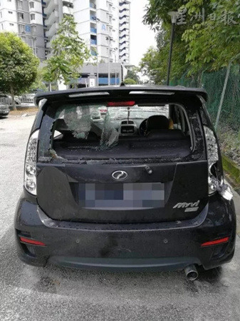 黃耀明的轎車(chē)后鏡及車(chē)門(mén)鏡都被敲破，大鏡也被擊裂。（馬來(lái)西亞《星洲日?qǐng)?bào)》）