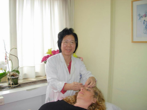 資料圖:李洪芬為當地患者治療 (圖片來源:國際在線) 資料圖:李洪芬為當地患者治療 (圖片來源:國際在線)