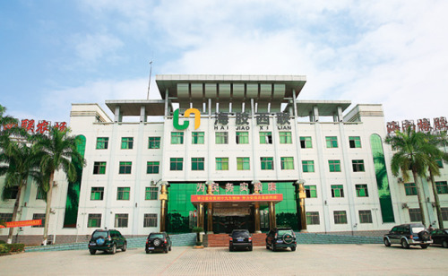 面貌一新的西聯(lián)農場辦公大樓。 記者 何文新 攝