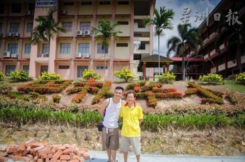 用花朵栽出的“思樸華小”4個字是顏容力的心血，開滿紅色花朵時呈現(xiàn)與眾不同的景色。（馬來西亞《星洲日報》）