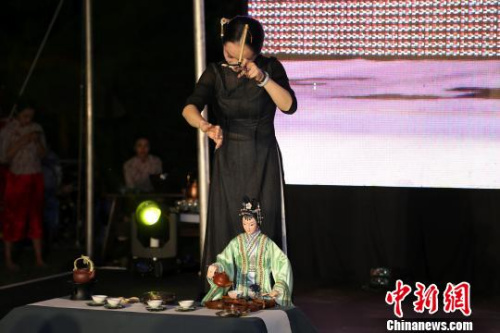 “絲路茶道”藝術團演員表演客家木偶(提線木偶)倒茶。　宋方燦 攝