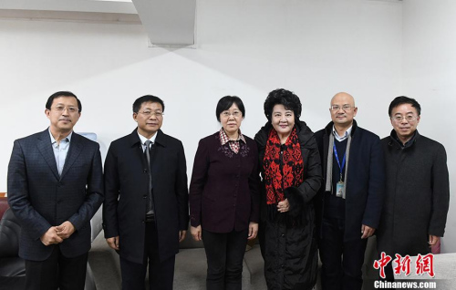 1月25日，國務(wù)院僑務(wù)辦公室主任裘援平(右三)一行在蘭州慰問美國歸僑張紅(左三)。張紅是2002年中科院“百人計(jì)劃”引進(jìn)的人才，她扎根西北蘭州研究重離子治癌項(xiàng)目已有15年了。 <a target='_blank' >中新社</a>記者 楊艷敏 攝