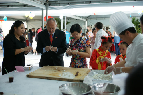 嘉賓們制作湯圓。