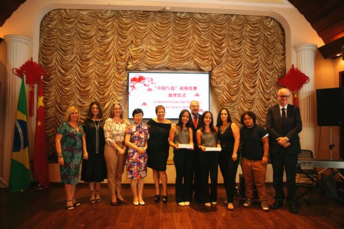 嘉賓為視頻大賽一等獎(jiǎng)獲得者頒獎(jiǎng)。