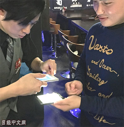 店員用設備讀取顯示的條碼，即可完成結算。（日經(jīng)中文網(wǎng)）