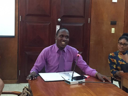 學(xué)生代表發(fā)表獲獎(jiǎng)感言。