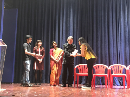 駐孟買總領(lǐng)事為2017年漢語水平考試優(yōu)秀生頒獎。