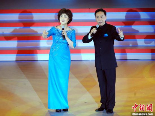 圖為著名京劇藝術(shù)家李勝素、于魁智右演出交響京劇《蝶戀》、現(xiàn)代京劇《中國(guó)京劇》。<a target='_blank' >中新社</a>發(fā) 譚達(dá)明 攝