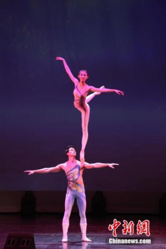 來自廣東雜技團(tuán)的孫藝娜、楊文通表演的雜技，讓觀眾們第一次明白“肩上芭蕾”原來可以如此真實(shí)，二人的演出將中國(guó)雜技與西方芭蕾融會(huì)貫通，配以梁祝化蝶的傳統(tǒng)音樂，輕舞飛揚(yáng)、美輪美奐，觀眾掌聲雷動(dòng)。 <a target='_blank' >中新社</a>記者 徐長(zhǎng)安 攝