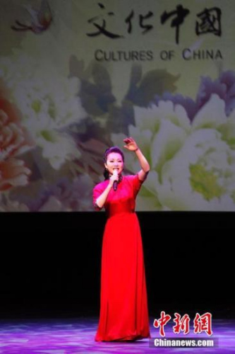 呂薇傾情演繹海外僑胞創(chuàng)作的歌曲《祖國(guó)，祝福你》。 <a target='_blank' >中新社</a>記者 余瑞冬 攝