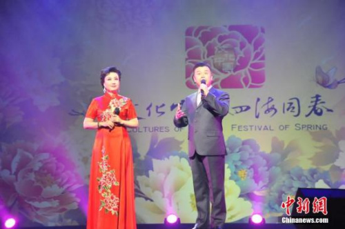 圖為京劇名家夫妻檔王蓉蓉與杜鵬表演傳統(tǒng)京劇《紅鬃烈馬》中的一出折子戲《五家坡》。 <a target='_blank' >中新社</a>記者 陶煌蟒 攝