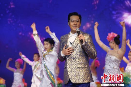 圖為歌手蔡國(guó)慶演出?！敲?攝