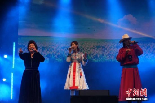 圖為“吉祥三寶”組合獻(xiàn)上歌曲《春天來了》。<a target='_blank' >中新社</a>記者 付強(qiáng) 攝