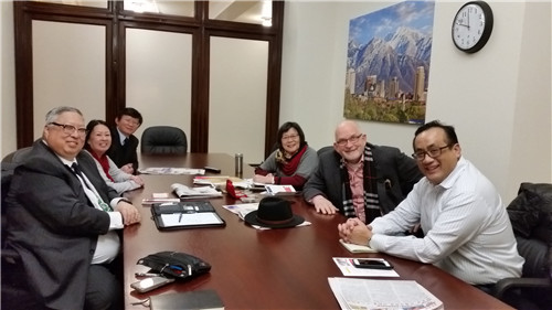 關(guān)維斌（左一）、關(guān)玉嬚（左二）、樂(lè)桃文（左三）、余黃鏗娟（左四）、張世澤（左六）與?？怂估锱e行磋商會(huì)