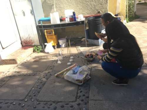 租住在同一幢獨(dú)立屋內(nèi)的租客買回蠟燭和紙錢，在死者遺體被發(fā)現(xiàn)的地方，燒香悼念他。（美國(guó)《世界日?qǐng)?bào)》/張敏毅 攝）