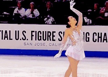 陳楷雯在2018全美錦標(biāo)賽短節(jié)目表演中奪冠 結(jié)束動作同樣是“雀之靈”。（美國中文網(wǎng)微信公眾號）