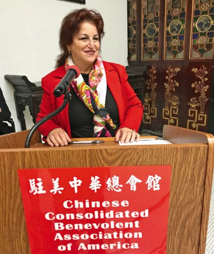 阿里奧圖贊揚(yáng)已故市長李孟賢的貢獻(xiàn)。(美國《世界日報(bào)》/黃少華 攝)