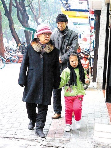 街頭老人和小孩從頭到腳將自己包裹得嚴(yán)嚴(yán)實實。