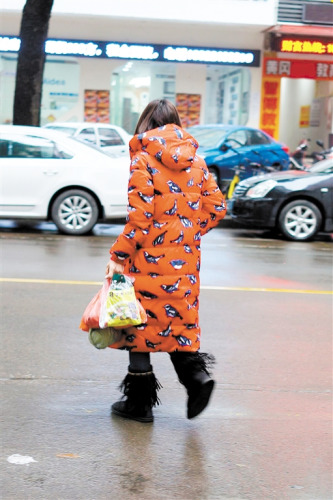 穿上長長的厚風(fēng)衣，這就不怕冷啦！