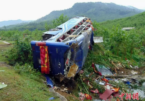 游客大巴翻車事故。圖片來源：<a target='_blank'  >中新網(wǎng)</a>