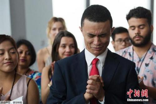 資料圖：當(dāng)?shù)貢r間2017年8月15日，美國紐約舉行新公民入籍儀式。