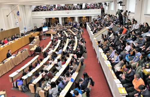 數(shù)百華人參加聽證會。(美國《世界日報》記者/劉晨懿之 攝)