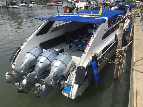 和出事快艇構(gòu)造相似的快艇，三個(gè)發(fā)動(dòng)機(jī)。澎湃新聞?dòng)浾?于亞妮 圖