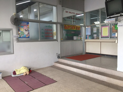 黃海紅所在的Vachira醫(yī)院ICU病房外，露天，有人打地鋪。澎湃新聞記者 于亞妮 圖