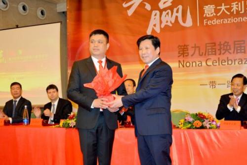 新老會(huì)長(zhǎng)交換會(huì)印。來源：歐聯(lián)網(wǎng)