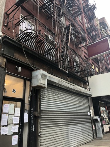 包厘街85號住戶被迫搬遷后，房屋無法按原定計劃在兩周內(nèi)修好。(美國《世界日報》記者/陳小寧 攝)