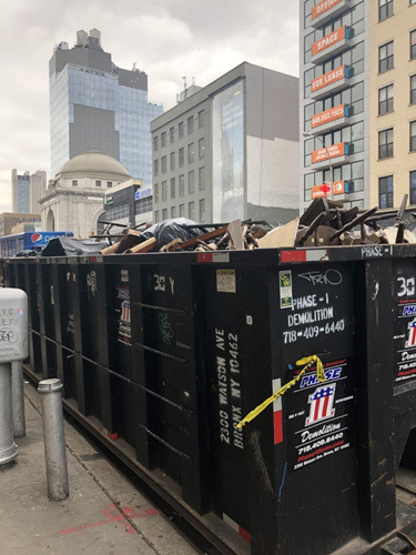 包厘街85號住戶被迫搬遷后，房屋無法按原定計劃在兩周內(nèi)修好，門口堆放著大量垃圾。(美國《世界日報》記者/陳小寧 攝)