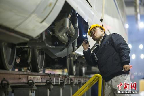 動車組機(jī)械師們節(jié)日的堅(jiān)守