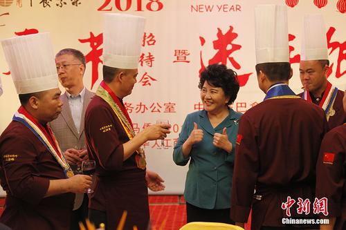 廚藝大師送年飯到巴拿馬 國僑辦主任點(diǎn)贊