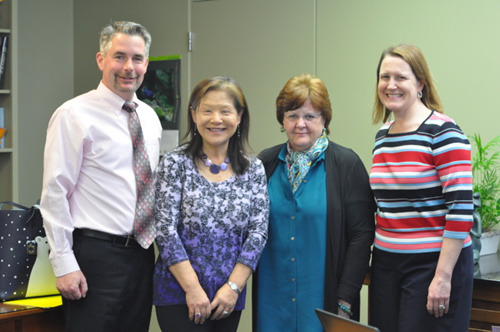 包薇(左三)表示，希望通過一連串的行動(dòng)、聲明，讓家長知道學(xué)區(qū)愿意傾聽他們的擔(dān)憂，也會(huì)盡力維護(hù)他們的權(quán)利。(美國《世界日報(bào)》記者/林亞歆 攝)