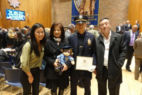 李鵬煒與家人一同慶祝晉升警佐。(美國《世界日報》記者金春香／攝影)