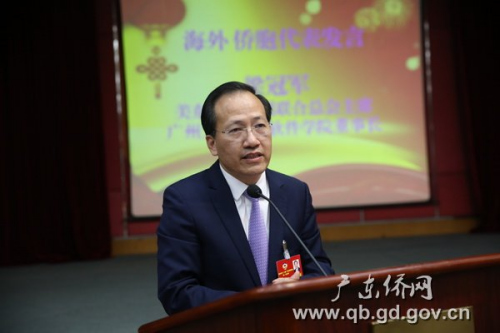 美國僑胞代表梁冠軍發(fā)言 美國僑胞代表梁冠軍發(fā)言